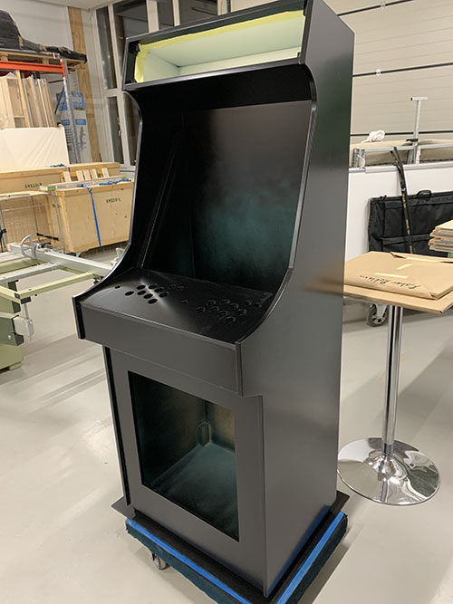 Zelfgebouwde arcadekast met scherm en bedieningsknoppen