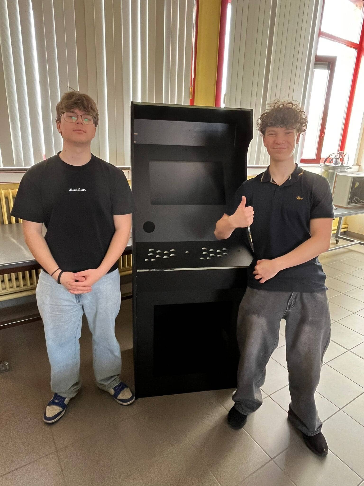 Arcadekast in elkaar gestoken door vrienden
