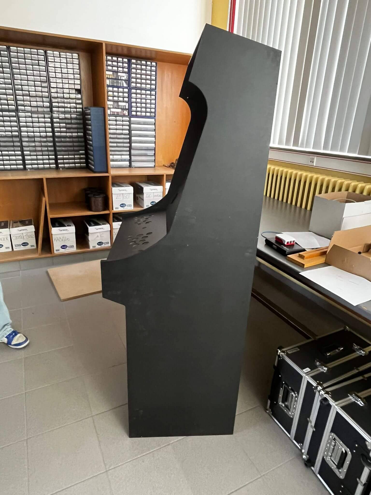 Arcadekast van links